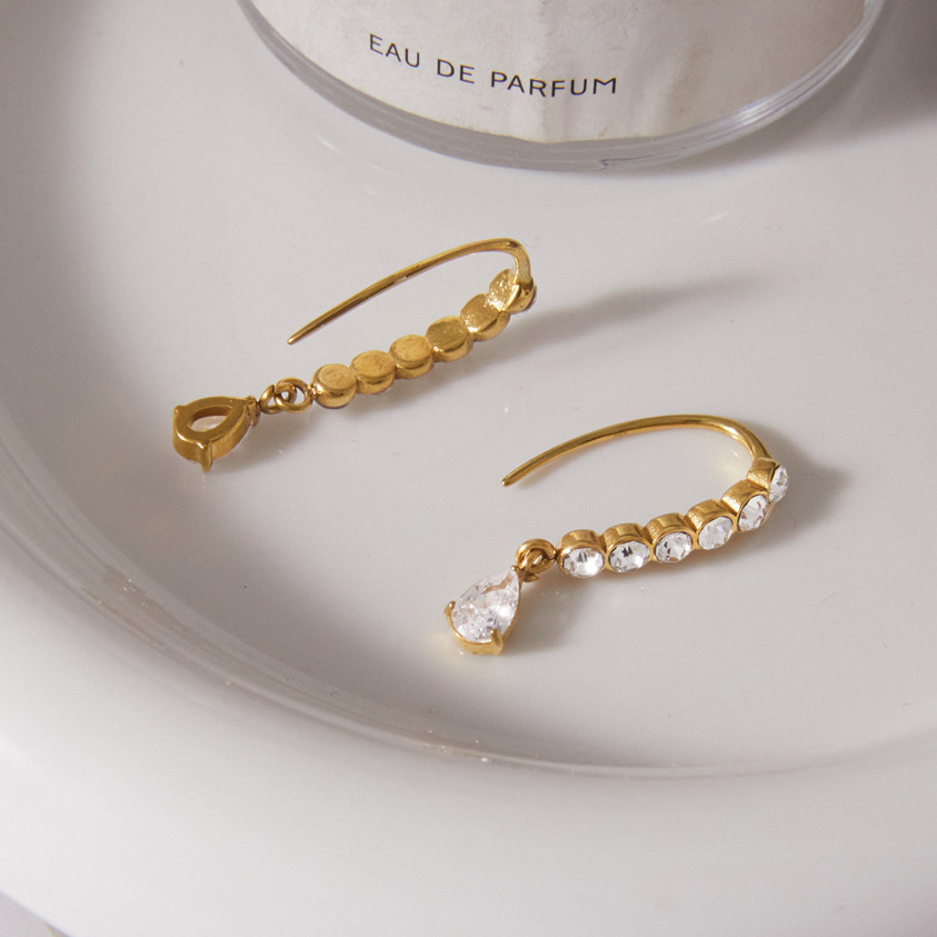 Boucles D'Oreilles Pendantes Pour Femme, Élégantes Et Raffinées, En Acier Inoxydable Doré, Ornées De Zirconiums Et D'Un Motif Goutte D'Eau. Collection Luxueuse. Image4