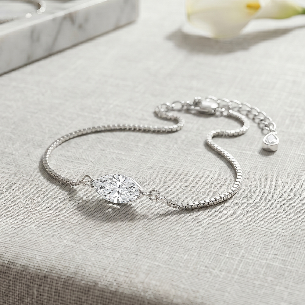Bracelet Pour Femme En Argent Sterling 925 Plaqué Rhodium, Forme Irrégulière, Collection Simple, Serti De Moissanite. Image4