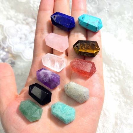 Pendentifs pour femmes en pierres naturelles de forme géométrique