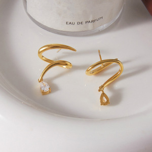 Boucles D'Oreilles Puces Pour Femmes, Collection Simple Series Daily, Lignes Irrégulières, En Acier Inoxydable Étanche, Couleur Or, Avec Zircon. h5 Image4