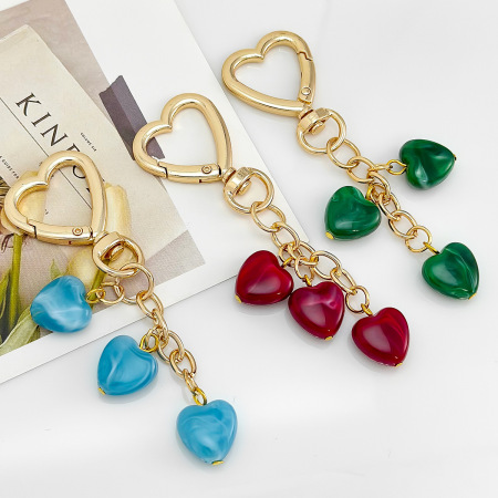 Porte-clés romantique en résine, forme simple cœur, dégradé de couleurs, couleur unie. Collection romantique. Porte-clés en résine, motif cœur simple, dégradé de couleurs. Série unie. Collection dégradée de couleurs. Porte-clés romantique en résine, forme