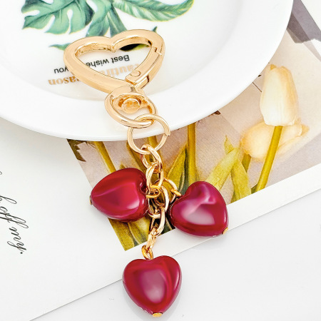 Porte-clés romantique en résine, forme simple cœur, dégradé de couleurs, couleur unie. Collection romantique. Porte-clés en résine, motif cœur simple, dégradé de couleurs. Série unie. Collection dégradée de couleurs. Porte-clés romantique en résine, forme