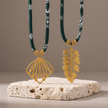 Colliers pendentifs pour femmes, collection Simple Series rétro, en acier inoxydable ajouré, couleur or, étanches 2