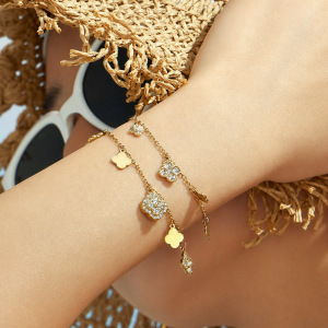 Bracelet À Breloques Pour Femme, Élégant Et Raffiné, En Acier Inoxydable, Couleur Or, Orné De Zircon Et Orné D'Un Trèfle Doré. Collection Luxueuse. h5 Image2