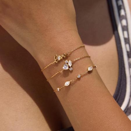 Bracelet à breloques élégant et simple en acier inoxydable, couleur or, avec zircon et chaîne à lettres.