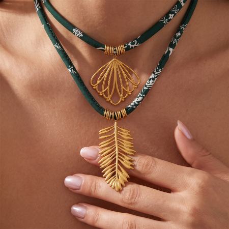 Colliers pendentifs pour femmes, collection Simple Series rétro, en acier inoxydable ajouré, couleur or, étanches