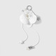 Un porte-clés de sac blanc 