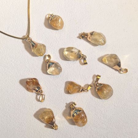 Pendentifs pour femmes en pierres naturelles de forme irrégulière (Pierre naturelle, chaque pendentif ayant une forme différente)