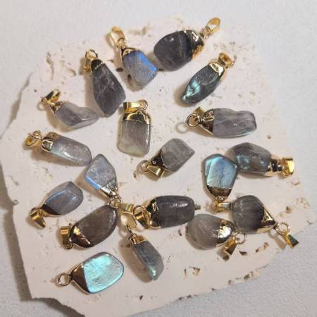 Pendentifs pour femmes en pierres naturelles de forme irrégulière (Pierre naturelle, chaque pendentif ayant une forme différente)