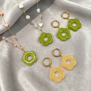 Ensembles De Colliers Pour Femmes En Résine Dorée Avec Motif Floral Doux, Collection Romantique h5 Image2