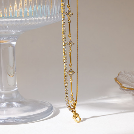 Bracelet chaîne femme romantique et élégant en acier inoxydable doré, forme irrégulière, orné de fleurs élégantes et romantiques. 2