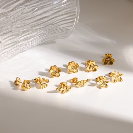 Boucles d'oreilles puces pour femmes en acier inoxydable doré, étanches, en forme de fleur délicate et ornées de strass. 2