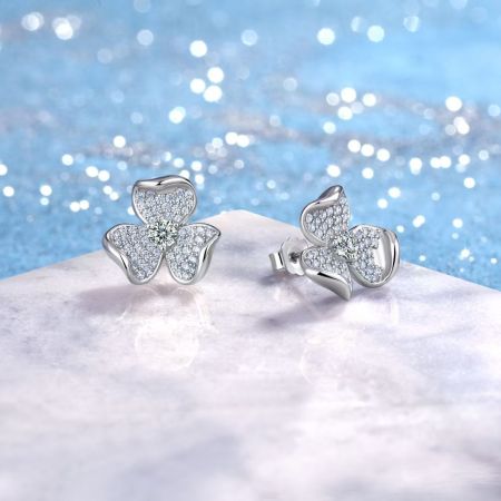Boucles d'oreilles élégantes en argent sterling 925, forme irrégulière, serties de moissanite couleur or, ornées de fleurs. 2