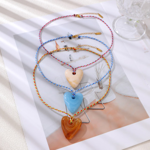 Colliers Pendentifs En Résine En Forme De Cœur Rétro De La Série Simple Pour Femmes h5 Image3