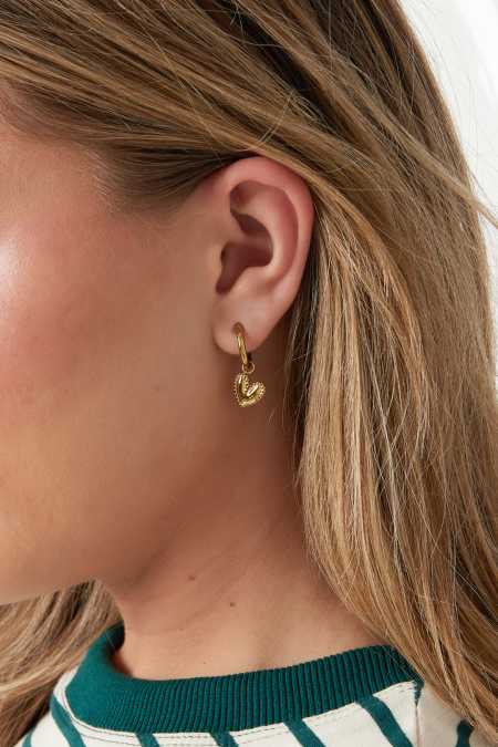 Boucles d'oreilles avec un cœur pendant détaillé 2
