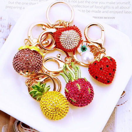 Porte-clés luxueux Daily Fruit Fraise en alliage et strass, collection Daily Fruit. 2