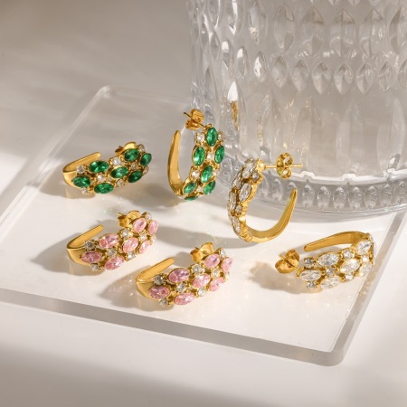 Boucles d'oreilles puces pour femmes en acier inoxydable doré, étanches, en forme de C, ornées de strass.