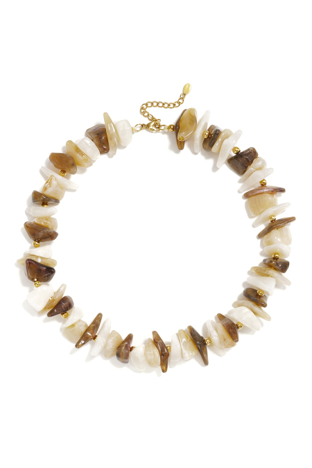 Collier de perles avec des pierres de formes et de couleurs différentes
