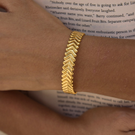 Bracelets manchettes pour femmes en acier inoxydable à motif flèche, étanches, couleur or