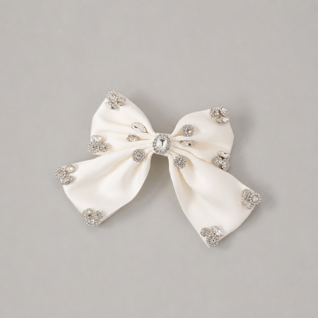 Collection Luxueuse De Coiffes De Mariée En Tissu Ornées De Strass Et De Nœuds Papillon.