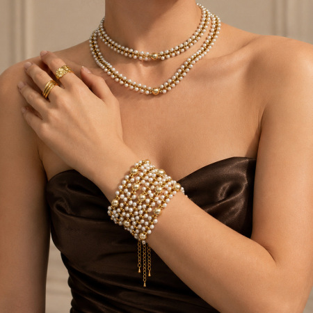 Bracelet de perles élégantes pour femme, en acier inoxydable imperméable, couleur or, style romantique, orné de perles artificielles.