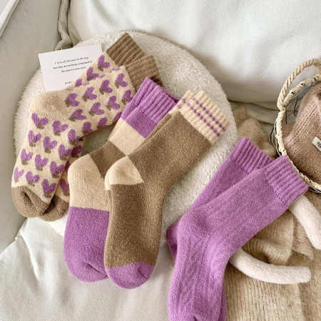 Chaussettes mi-mollet à rayures basiques et cœurs contrastés, légèrement rebondissantes