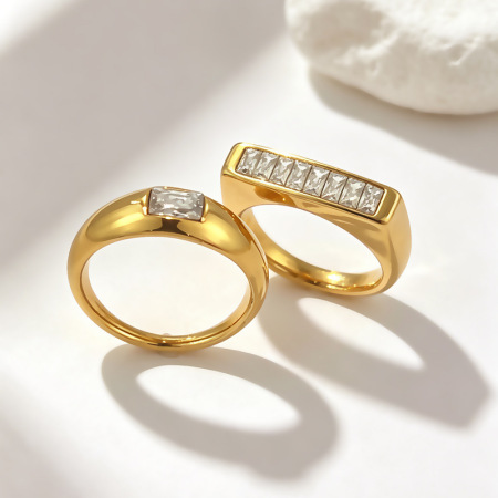 Bague pour femme en acier inoxydable doré, imperméable, de forme géométrique simple et ornée d'un zircon.
