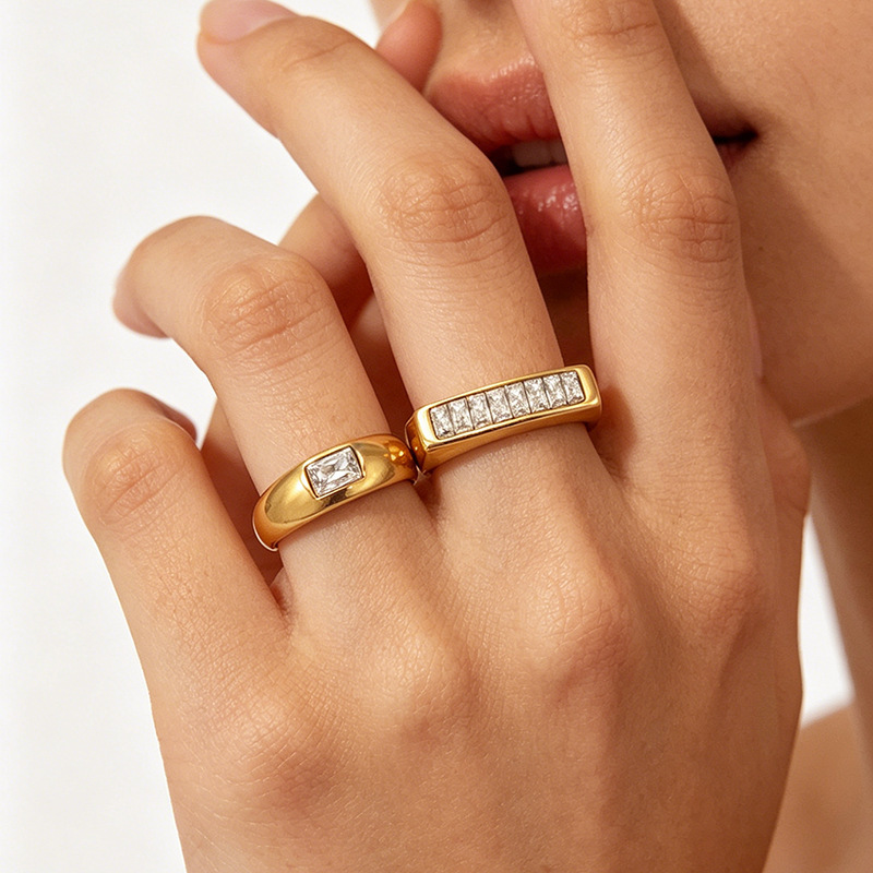 Bague Pour Femme En Acier Inoxydable Doré, Imperméable, De Forme Géométrique Simple Et Ornée D'Un Zircon. Image4