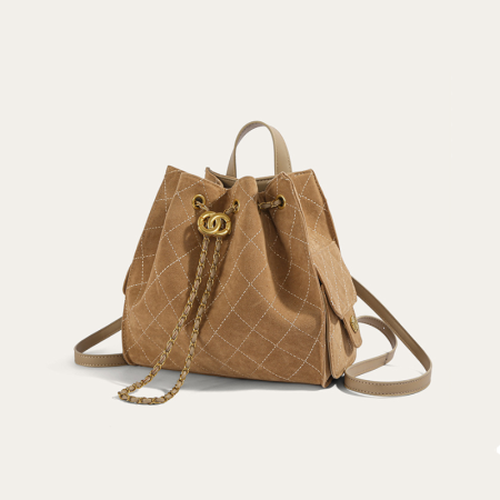 Sac à dos femme en daim uni, style décontracté, surpiqûres matelassées, finitions métalliques, coloris uni.