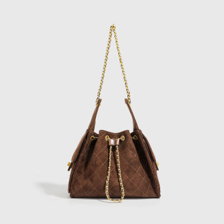 Sac seau bandoulière femme en daim uni, style décontracté, surpiqûres matelassées et finitions métalliques