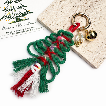 Collection ethnique décontractée de Noël avec pompons multicolores et breloques en corde tressée pour sacs