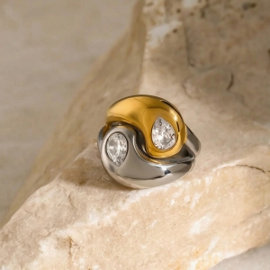 Bague En Acier Inoxydable Poli En Or  De Style Européen Et Américain En Forme De Larme Décalée Avec Zircon Blanc En Forme De Larme h5 
