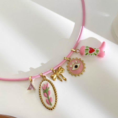 Collier pendentif femme avec nœud papillon, fil magnétique et fleur douce, collection romantique