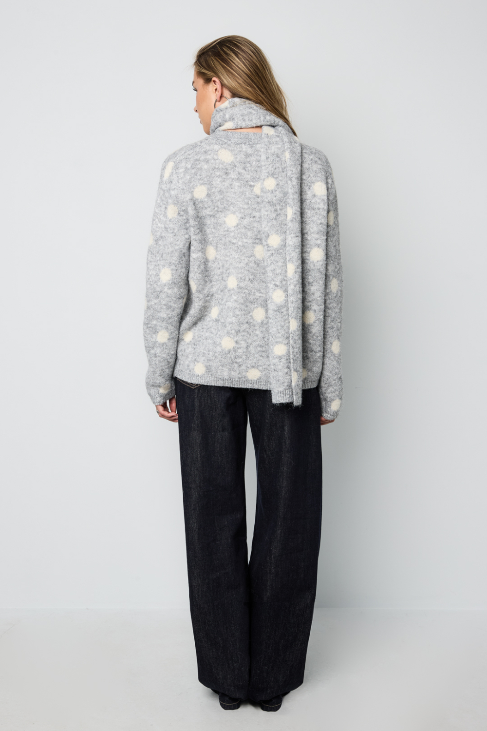 Le Pull À Écharpe À Pois Poilus Image8
