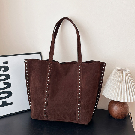 Sacs cabas pour femmes en daim uni, style décontracté, ornés de clous et de détails métalliques. 2
