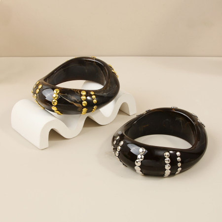Bracelets pour femmes en résine à rivets de forme irrégulière style punk 2