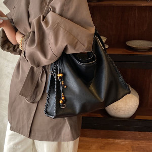 Sacs À Bandoulière Carrés Pour Femmes, Style Décontracté, Avec Détails Métalliques, Couleur Unie Et Pompon, En Pu Tissé. h5 Image4