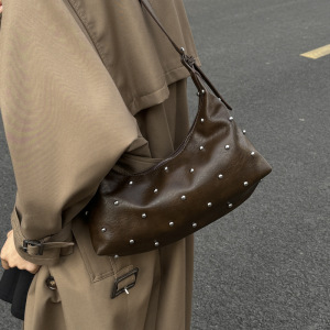 Sacs À Bandoulière Carrés Pour Femmes, Style Streetwear, Ornés De Clous Métalliques Et De Rivets, Couleur Unie, En Pu De Qualité Supérieure. h5 Image4