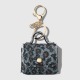 Un porte-clés à motif léopard gris-bleu 