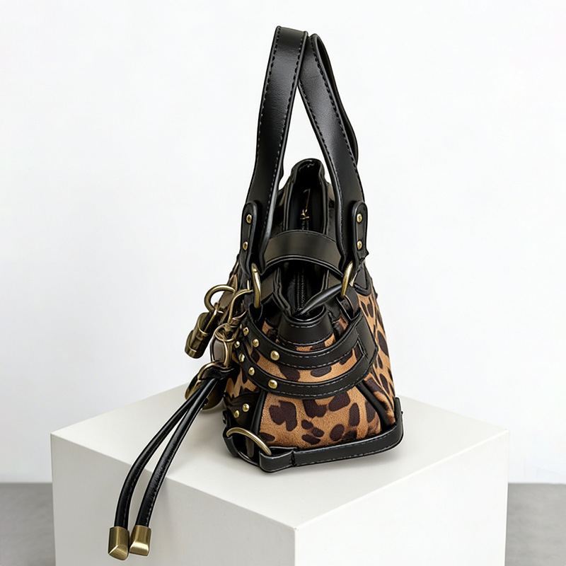 Sacs À Main Carrés Pour Femmes En Pu, Style Streetwear, Avec Quincaillerie Métallique, Patchwork Imprimé Clouté Et Imprimé Léopard, Fermoir À Rivets. Image2