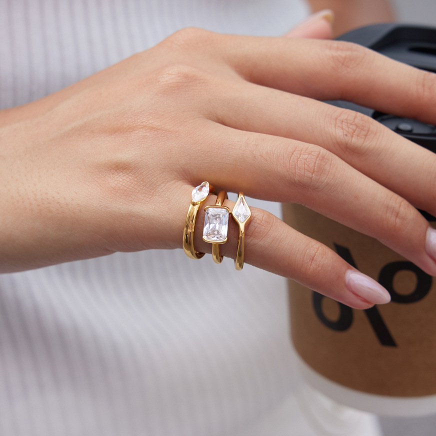 Bague Pour Femme En Acier Inoxydable Doré, Étanche, En Forme De Goutte D'Eau, Sertie De Zircon Et Ornée D'Une Ellipse. Collection Luxe Daily Droplet. Image2