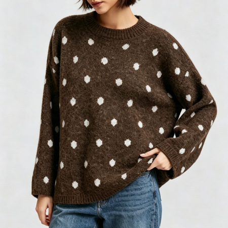 Pull décontracté à pois, coupe ample, en laine et acrylique tricoté.