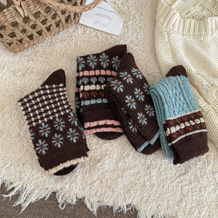 Chaussettes mi-mollet en laine à rayures ethniques, à carreaux et à blocs de couleurs contrastées, avec petits motifs floraux 2