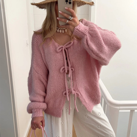 Cardigan élégant en maille unie à col rond et coupe ample, avec liens à nouer