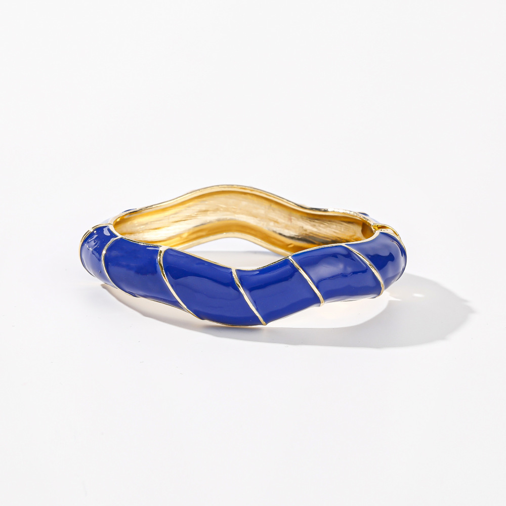 Bracelets Pour Femmes De La Série Simple, Doux Et Colorés, En Alliage Doré À Rayures Diagonales Émaillées Irrégulières 