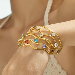 Bracelet Manchette Femme En Acier Inoxydable Doré, Étanche, Orné De Zircon, Collection Luxueuse Aux Lignes Élégantes. h5 Image4