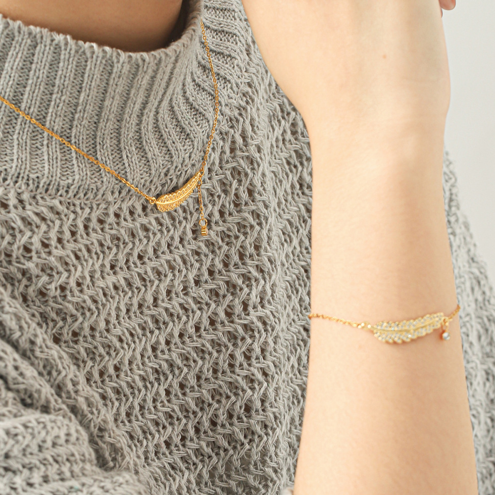 Colliers Pendentifs Pour Femmes Simple Series Daily Feather En Acier Inoxydable Étanche Couleur Or Avec Zircon Image4