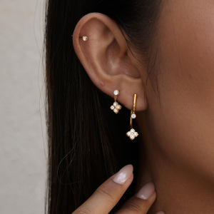 Boucles D'Oreilles Élégantes Clover En Acier Inoxydable Étanche Couleur Or Avec Zircon Pour Femmes h5 Image3