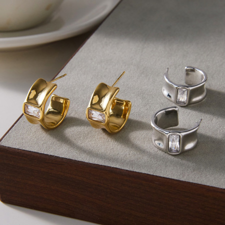 Boucles d'oreilles puces pour femmes en acier inoxydable étanche, couleur or, en forme de C, avec zircon.