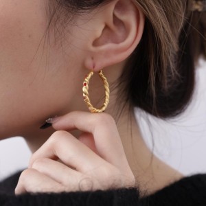 Boucles D'Oreilles Créoles Élégantes Torsadées Couleur Cuivre Doré De La Collection Simple Series h5 Image3